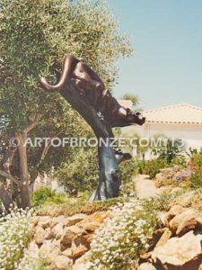 Mountain Lion high-quality bronze cast outdoor monumental cougar sculpture for public display