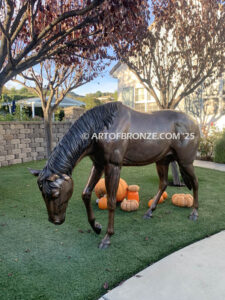 Thoroughbred life-size bronze statue of grazing horse for ranch or equestrian center