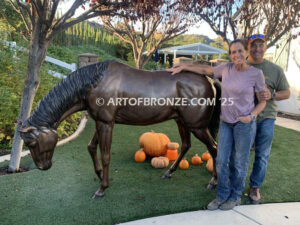 Thoroughbred life-size bronze statue of grazing horse for ranch or equestrian center