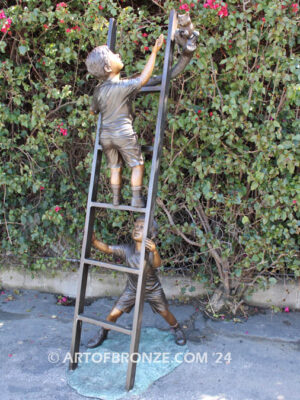 Team work bronze statue children climbing ladder to rescue cat for outdoor display